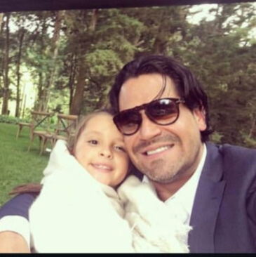 Danika de niña junto a su papá